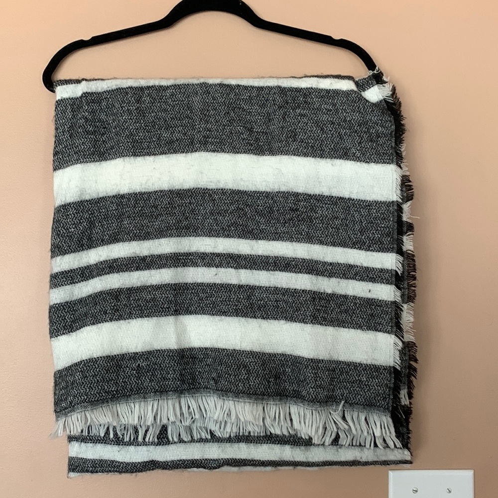 Scarf/wrap, black and white striped.